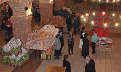 Pachete cu alimente distribuite în prag de sărbători pascale (GALERIE FOTO)