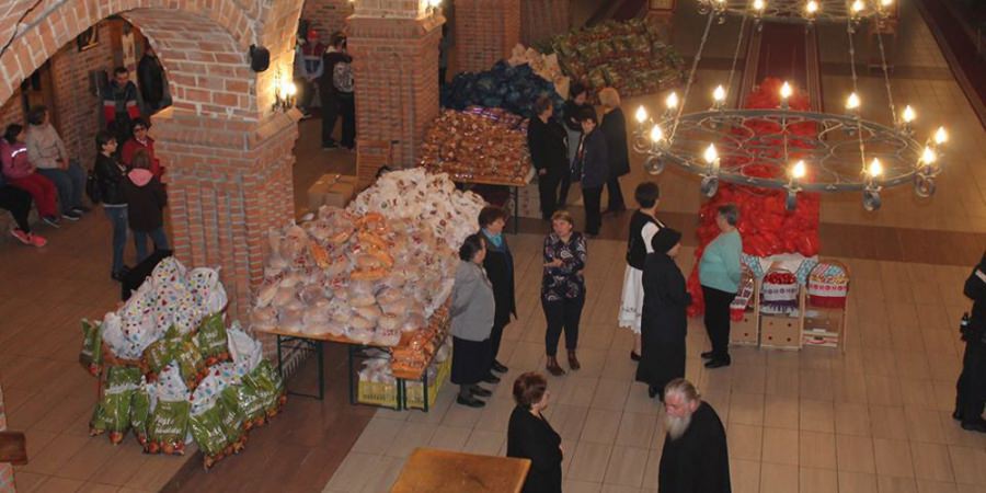Pachete cu alimente distribuite în prag de sărbători pascale (GALERIE FOTO)