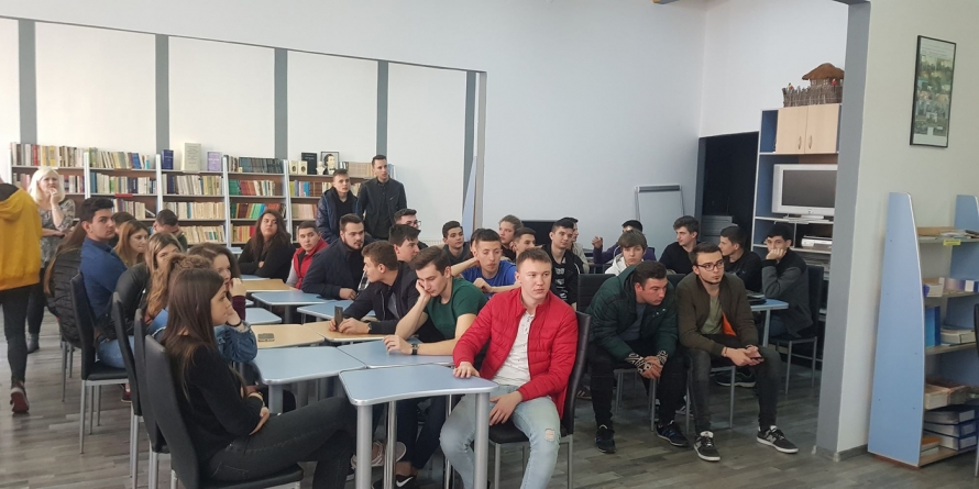 Studenții îi ajută pe elevii de liceu să aleagă facultatea potrivită