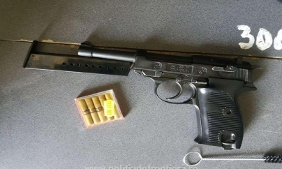 Pistol găsit la vamă în bagajele unui ucrainean