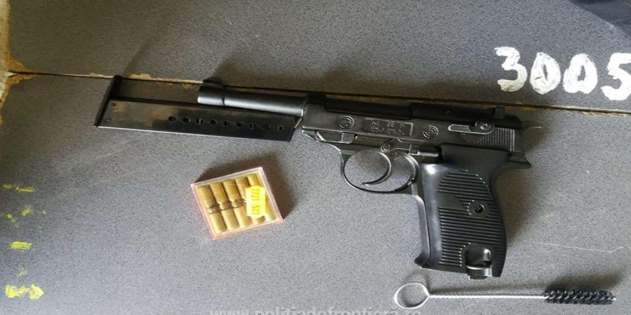 Pistol găsit la vamă în bagajele unui ucrainean