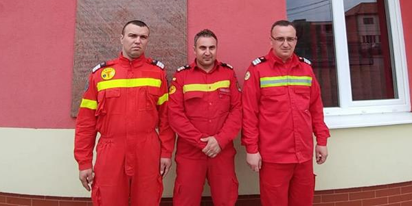 După 35 de minute de resuscitare, trei pompieri din Fărcașa au salvat o femeie aflată în stop cardio-respirator