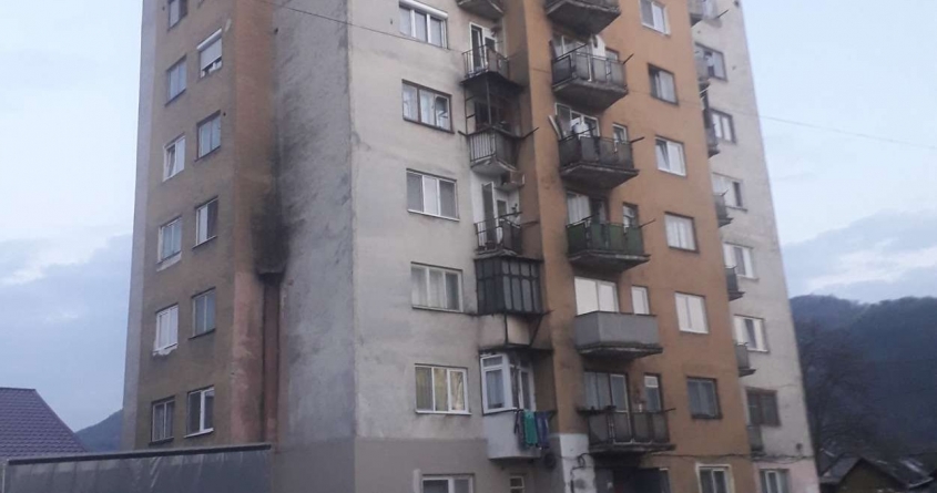 La 17 ani, s-a aruncat de la etajul 10