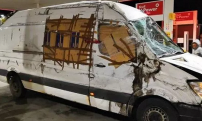 După accident: a parcurs sute de km  în două țări cu o mașină cârpită cu scotch, având și parbrizul ”pânză de păianjen” (VIDEO și GALERIE FOTO))