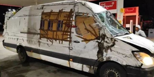 După accident: a parcurs sute de km  în două țări cu o mașină cârpită cu scotch, având și parbrizul ”pânză de păianjen” (VIDEO și GALERIE FOTO))