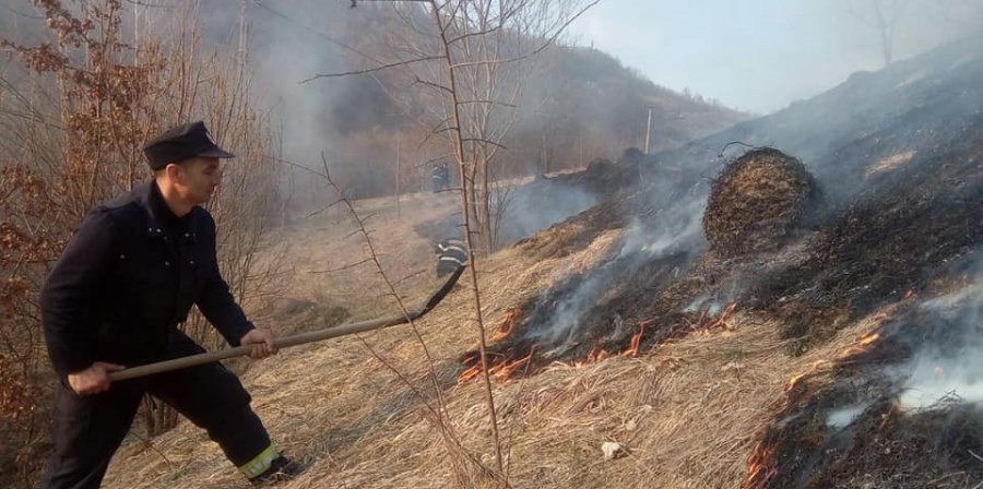 Două victime răpuse de foc și 112 hectare pârjolite de vegetația uscată