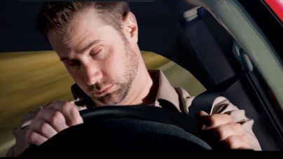 A adormit la volan și a ajuns cu mașina pe un câmp