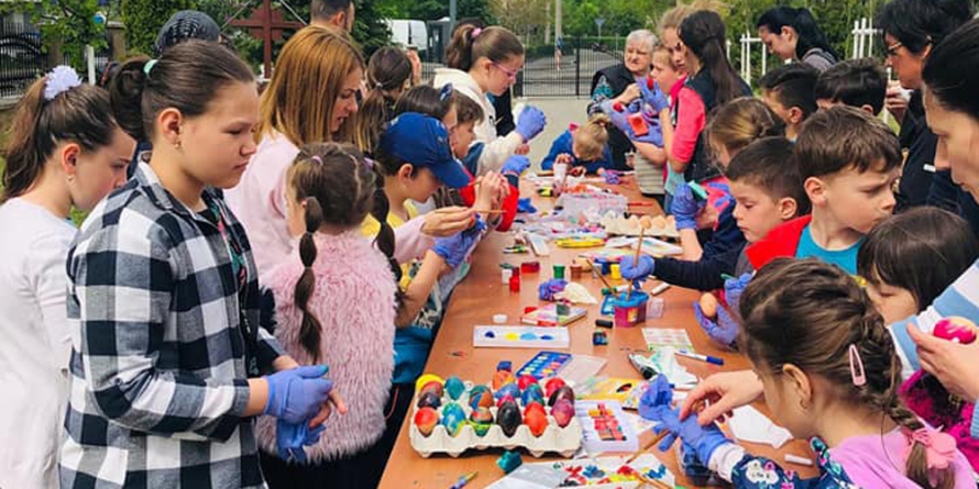 La Biserica „Sfinții Arhangheli” din Baia Mare: Copiii pot participa la o activitate educativ-recreativă  de vopsire și încondeiere a ouălor de Paști