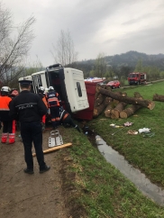 Camion cu lemne răsturnat în Bârsana