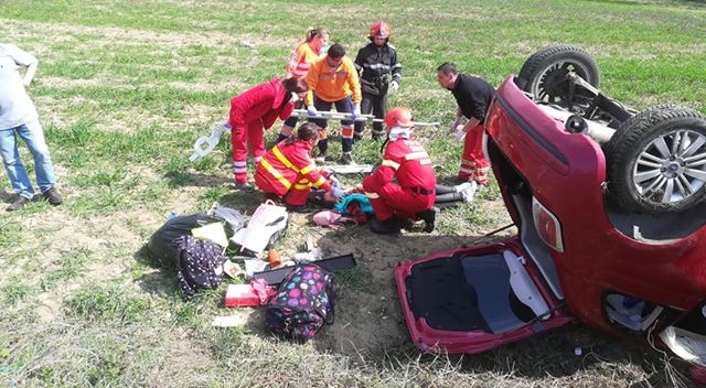 Doi răniți după ce o mașină s-a răsturnat pe DN 18B