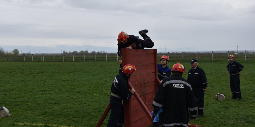 Pompieri la întrecere (GALERIE FOTO)