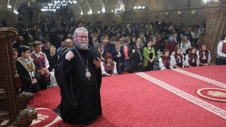 PS Iustin îi îndeamnă pe credincioși ca în această noapte, la cumpăna dintre ani, să citească în genunchi Acatistul Mântuitorului nostru Iisus Hristos