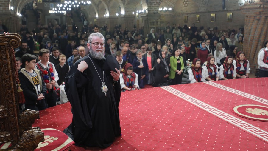 PS Iustin îndeamnă ca la miezul nopții, la cumpăna dintre ani, să citim cu toții, în genunchi, Acatistul Mântuitorului nostru Iisus Hristos