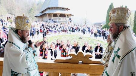 O inițiativă a Episcopului Iustin – parada portului popular în parohiile Maramureșului și Sătmarului