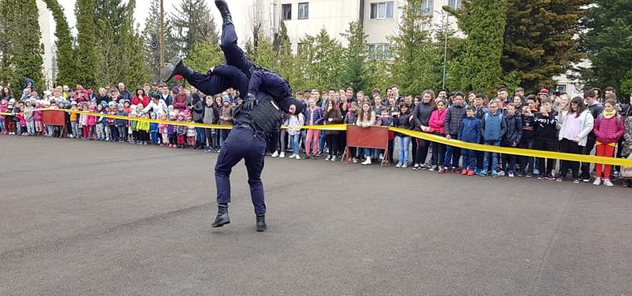Demonstrații ale jandarmilor în fața oaspeților care le-au trecut pragul de Ziua Porților Deschise (GALERIE FOTO)
