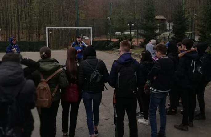 Elevi la discuții cu jandarmii