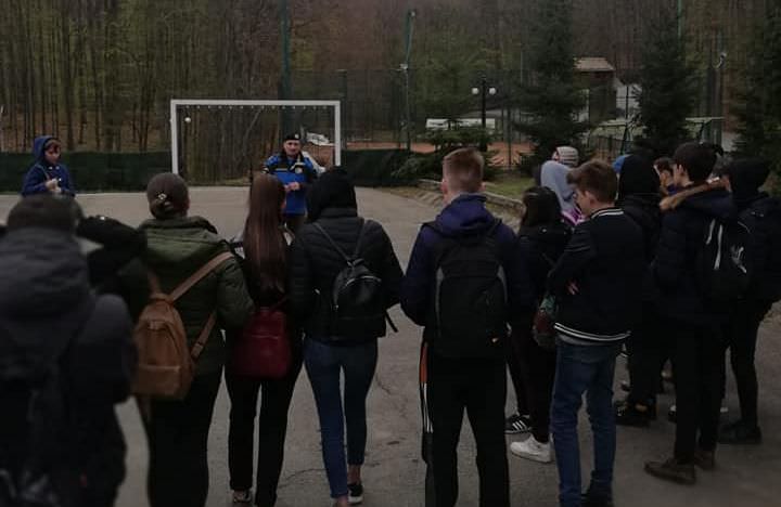 Elevi la discuții cu jandarmii