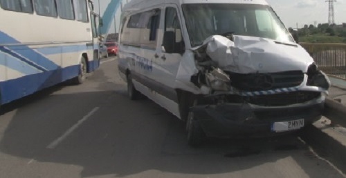 ACCIDENT. Din tot microbuzul, doar o tânără însărcinată a suferit leziuni ușoare (VIDEO)