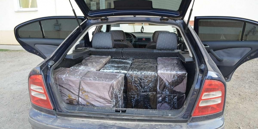 Un portbagaj plin cu țigări, descoperit în trafic