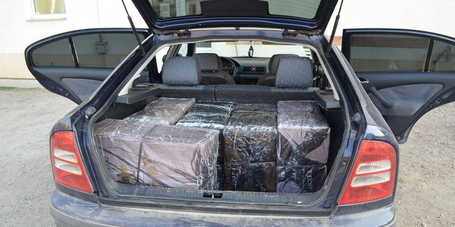Un portbagaj plin cu țigări, descoperit în trafic