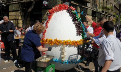 Oul de flori, înalt de doi metri, o premieră națională la care au contribuit doi maramureșeni (VIDEO)