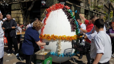 Oul de flori, înalt de doi metri, o premieră națională la care au contribuit doi maramureșeni (VIDEO)