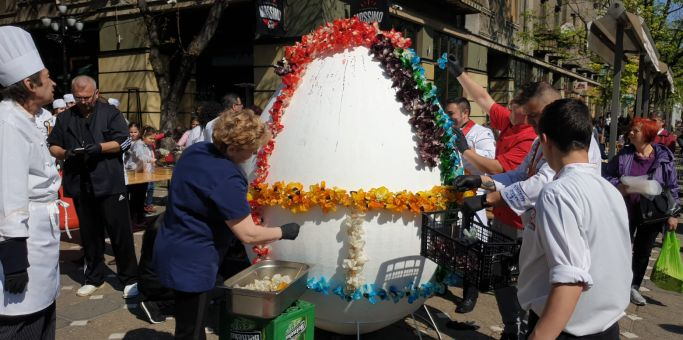 Oul de flori, înalt de doi metri, o premieră națională la care au contribuit doi maramureșeni (VIDEO)