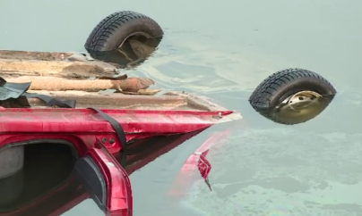 Acrobație involuntară: a dat prea mult înapoi cu spatele și s-a răsturnat cu mașina în râu