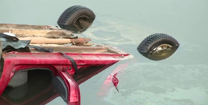 Acrobație involuntară: a dat prea mult înapoi cu spatele și s-a răsturnat cu mașina în râu