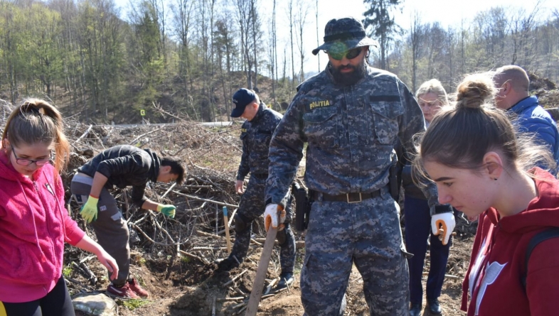 Polițiști în misiunea ”Împădurirea” (GALERIE FOTO)