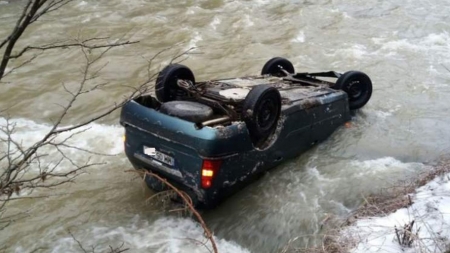 A plonjat în pârâu  cu autoturismul în care se aflau două fetițe