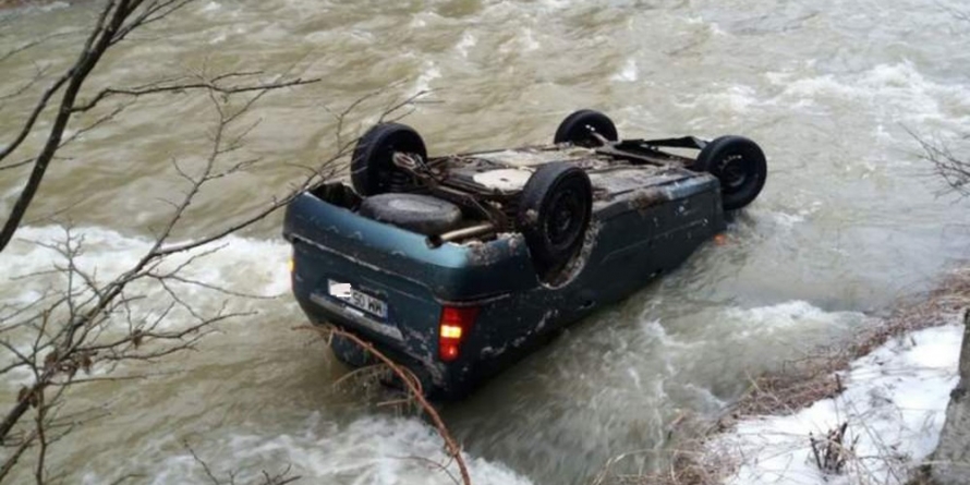 A plonjat în pârâu  cu autoturismul în care se aflau două fetițe
