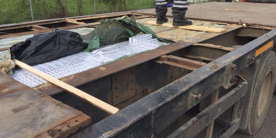 Țigări de contrabandă găsite în podeaua dublă a unei semiremorci