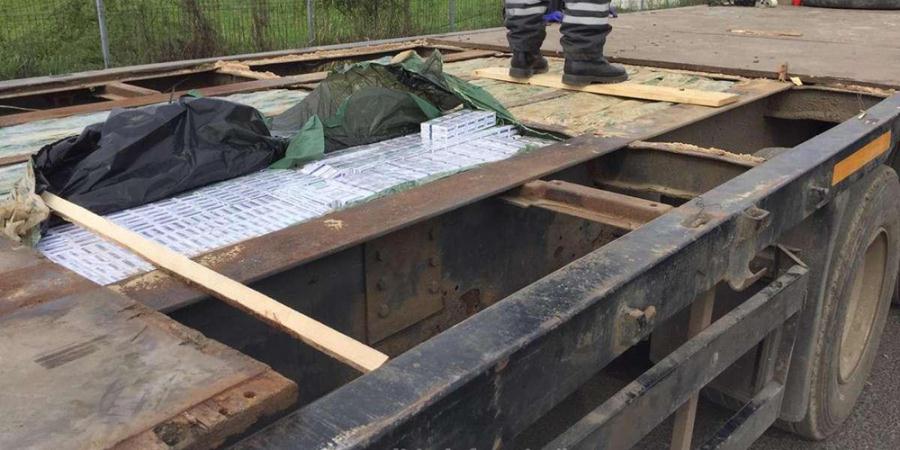 Țigări de contrabandă găsite în podeaua dublă a unei semiremorci