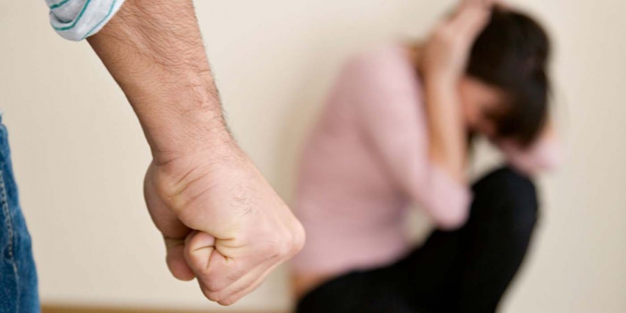 Bărbat din Bicaz cercetat de polițiști după ce și-a agresat și amenințat cu moartea copiii și soția