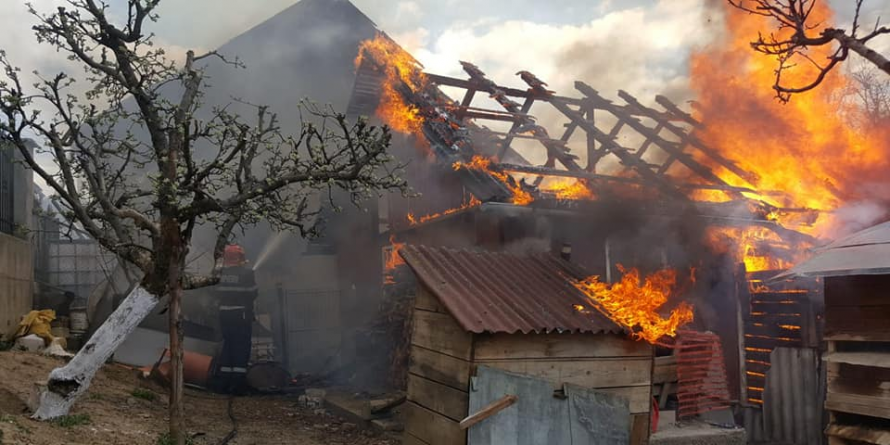 Ghinionista zi de 13 i-a lăsat pe niște vișeuani fără anexa gospodăriei și aproape fără acoperiș la casă