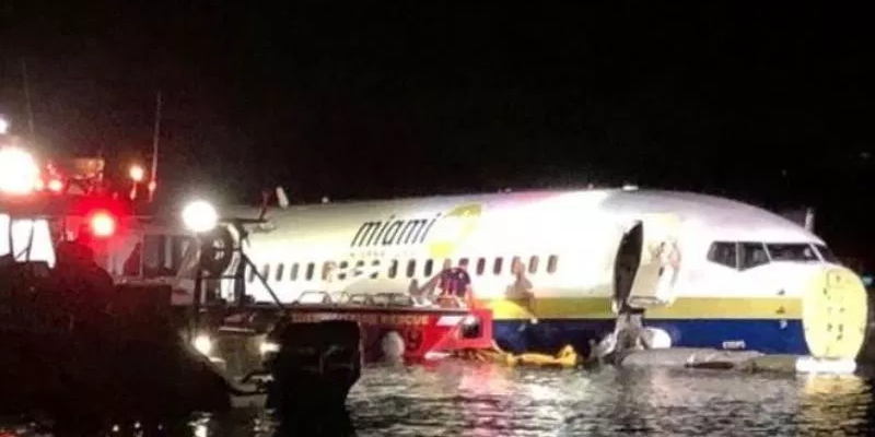 Un Boeing cu 143 de pasageri a aterizat într-un râu (VIDEO)