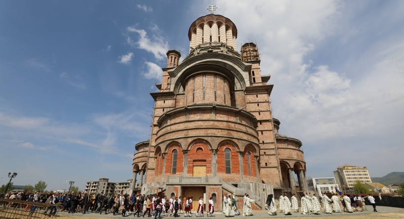 Procesiune de Rusalii în jurul Catedralei Episcopale „Sfânta Treime” din Baia Mare