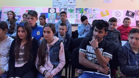 Riscurile și efectele consumului de droguri, prezentate elevilor Școlii din Chelința