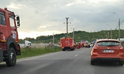 Nerăbdarea tinereţii:  a ciocnit maşina din faţă, rezultând doi răniţi