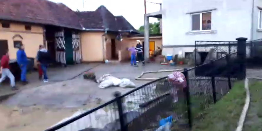 Inundații în Mânău, după o rupere de nori (VIDEO)