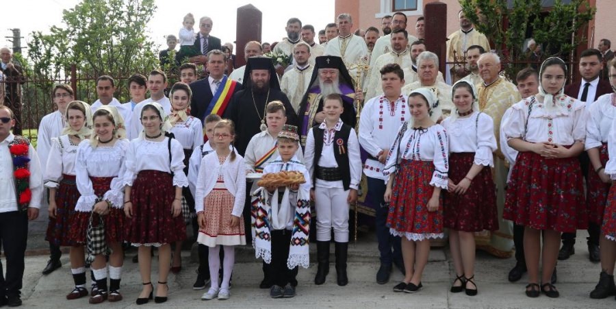A fost târnosită biserica din Oarţa de Jos (GALERIE FOTO)