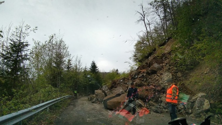 Dacă mai cad bolovani pe carosabil în Pasul Rotunda, drumul va fi închis