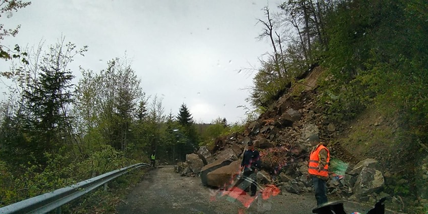 Dacă mai cad bolovani pe carosabil în Pasul Rotunda, drumul va fi închis