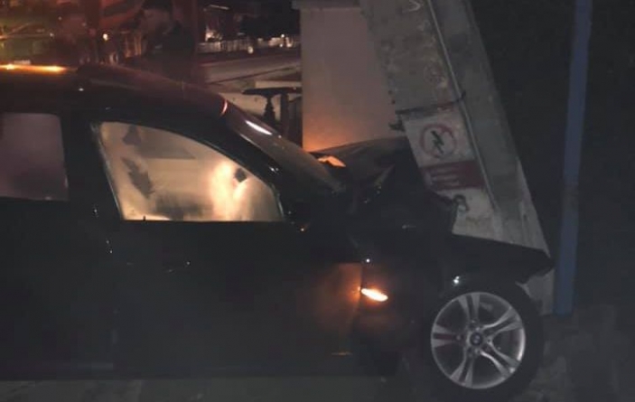 S-a oprit cu mașina în stâlp