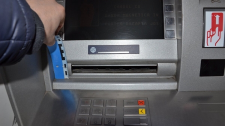 Un tânăr a folosit în mod fraudulos cardul bancar al unei femei din Baia Mare