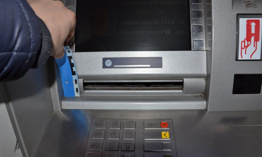 Un tânăr a folosit în mod fraudulos cardul bancar al unei femei din Baia Mare
