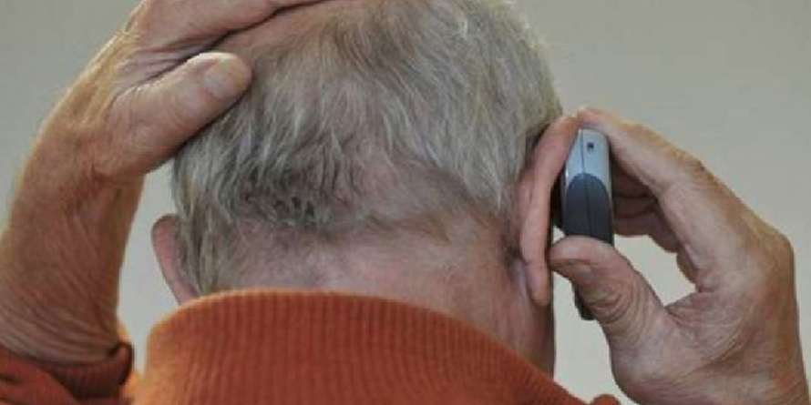 Înșelat de niște necunoscuți, un bătrân a rămas fără un ceas de aur și 3.500 de lei