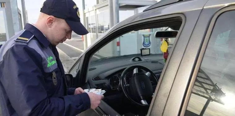 14 străini opriți să intre în țară, 11 români opriți să iasă