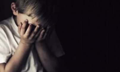 Copii de trei și șapte ani, abuzați sexual de propria mamă